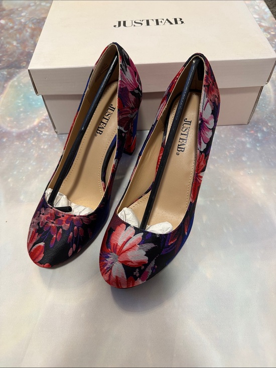 JustFab Shoes - JustFab Floral Print Block Heel Pumps in Black, Pink, Red 7.5